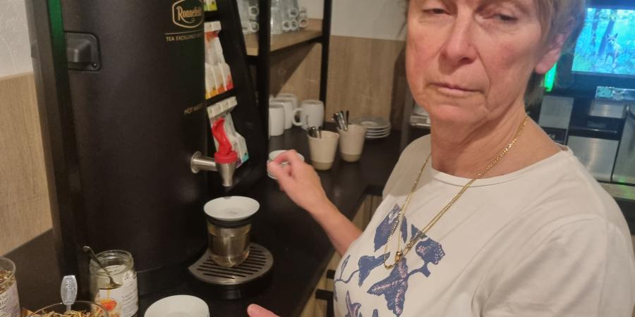 Veronique Gouwy au café 